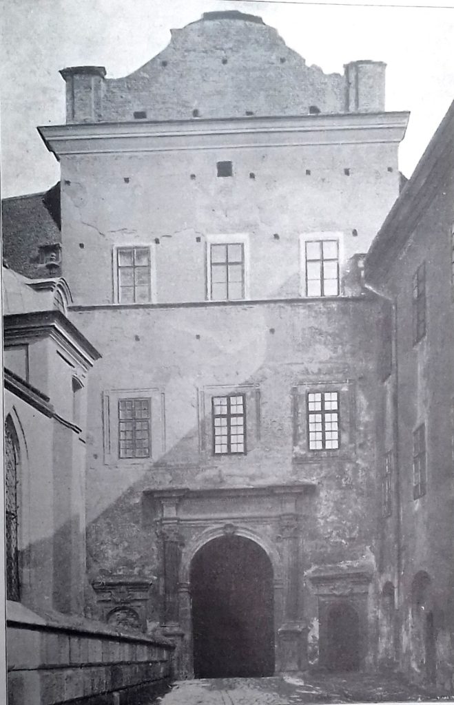 Wawel. Fasada wjazdu do sieni głównej przed dziedzińcem arkadowym. Fot. publikowana w Tece Grona Konserwatorów Galicyi Zachodniej, tom Wawel.