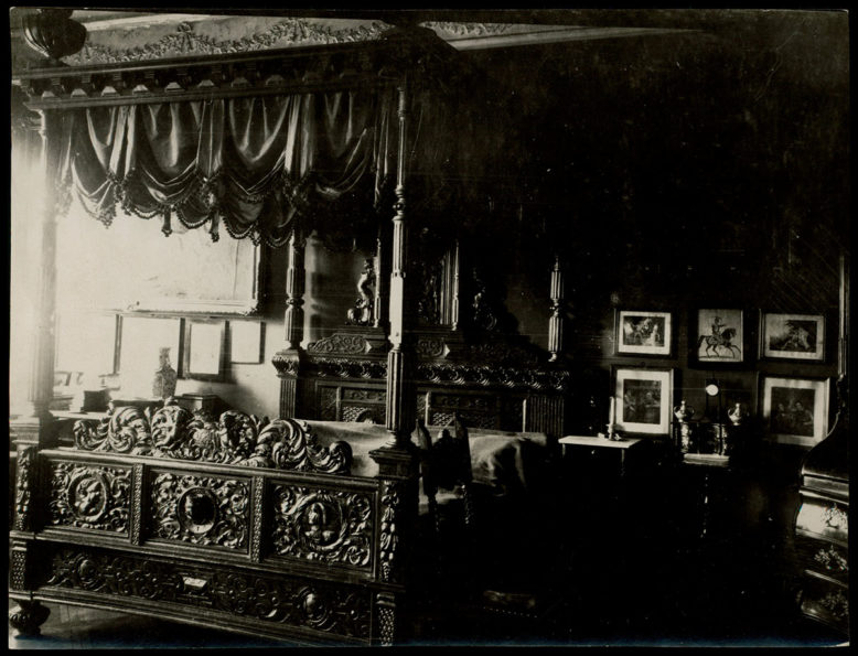 Wnętrza dworu z lat 20-tych XX wieku, sypialnia, źródło: Polona
