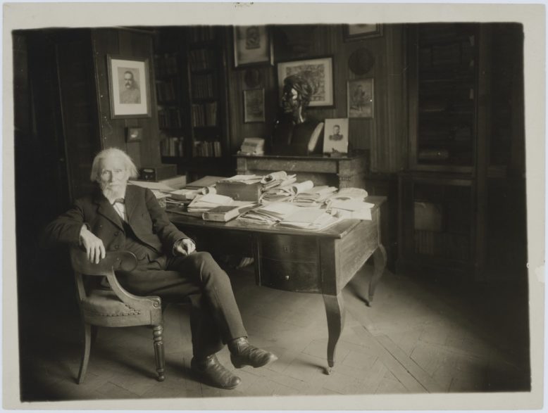 Władysław Mickiewicz w swoim gabinecie w Bibliotece Polskiej w Paryżu, fotografia, lata 20-te XX wieku, źródło: PAU-art