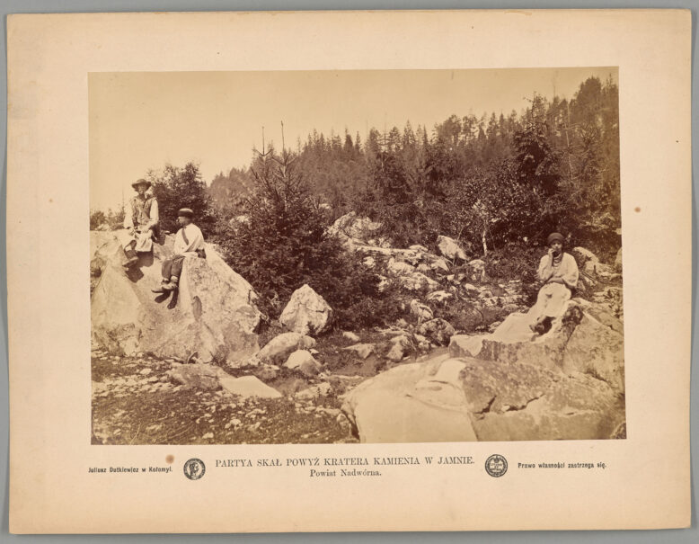 JAMNA - krajobraz lesisto-skalny w rejonie powyzej Kratera Kamienia - na pierwszym planie trzy postaci w ubiorach huculskich