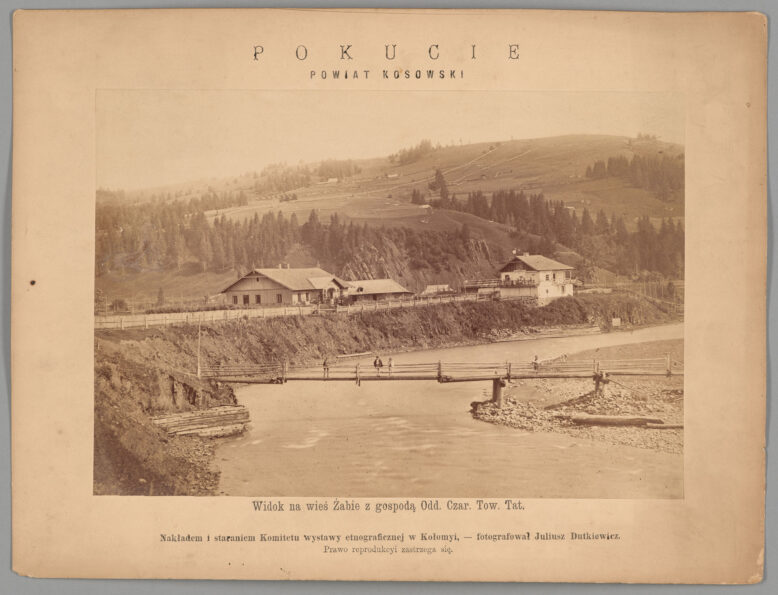 ZABIE - widok miejscowosci - na pierwszym planie Prut z drewniana kladka