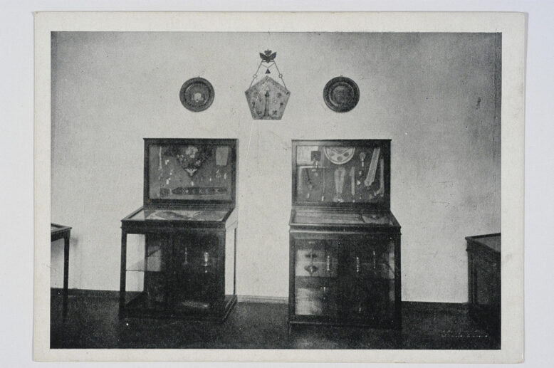 Jan Bułhak, Wnętrza Biblioteki Państwowej im. Wróblewskich w Wilnie, 1935, pocztówki, domena publiczna